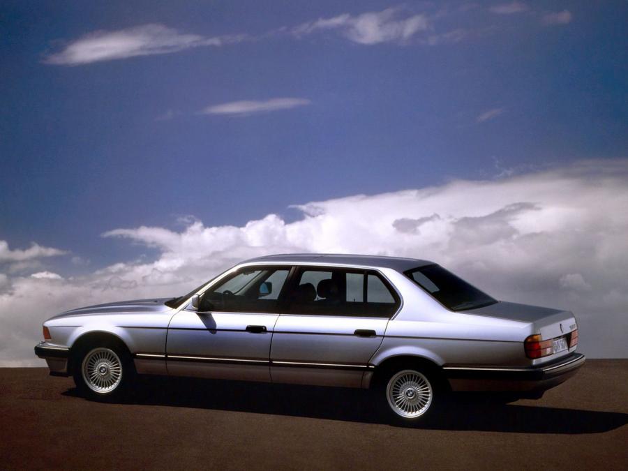  BMW 750i 1987 года  (фото 1 из 2)